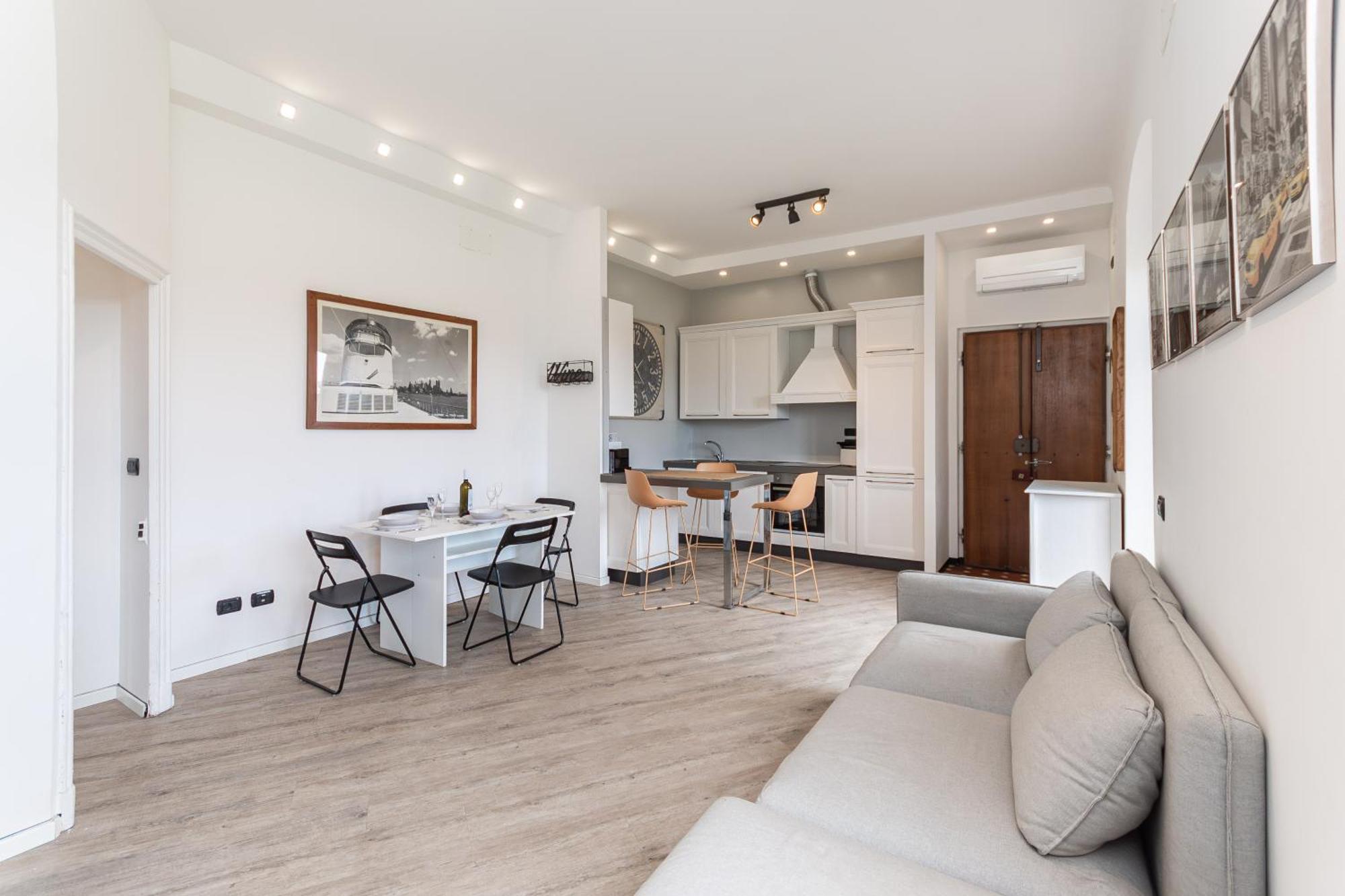 Spacious 3-Bedroom Apartment - 10 Min To City Center & 5 Min To Gaslini Hospital Genua Exteriör bild