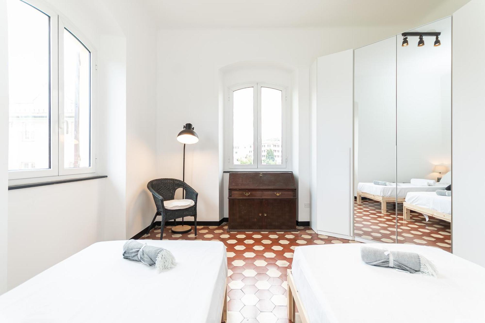 Spacious 3-Bedroom Apartment - 10 Min To City Center & 5 Min To Gaslini Hospital Genua Exteriör bild