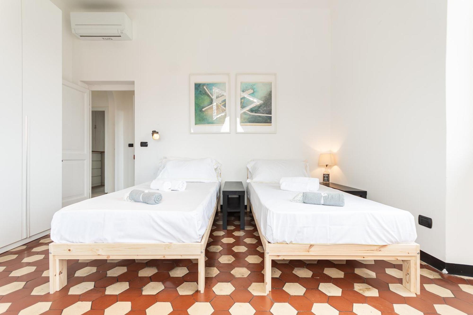 Spacious 3-Bedroom Apartment - 10 Min To City Center & 5 Min To Gaslini Hospital Genua Exteriör bild