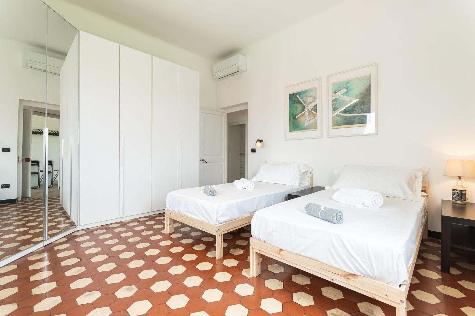 Spacious 3-Bedroom Apartment - 10 Min To City Center & 5 Min To Gaslini Hospital Genua Exteriör bild