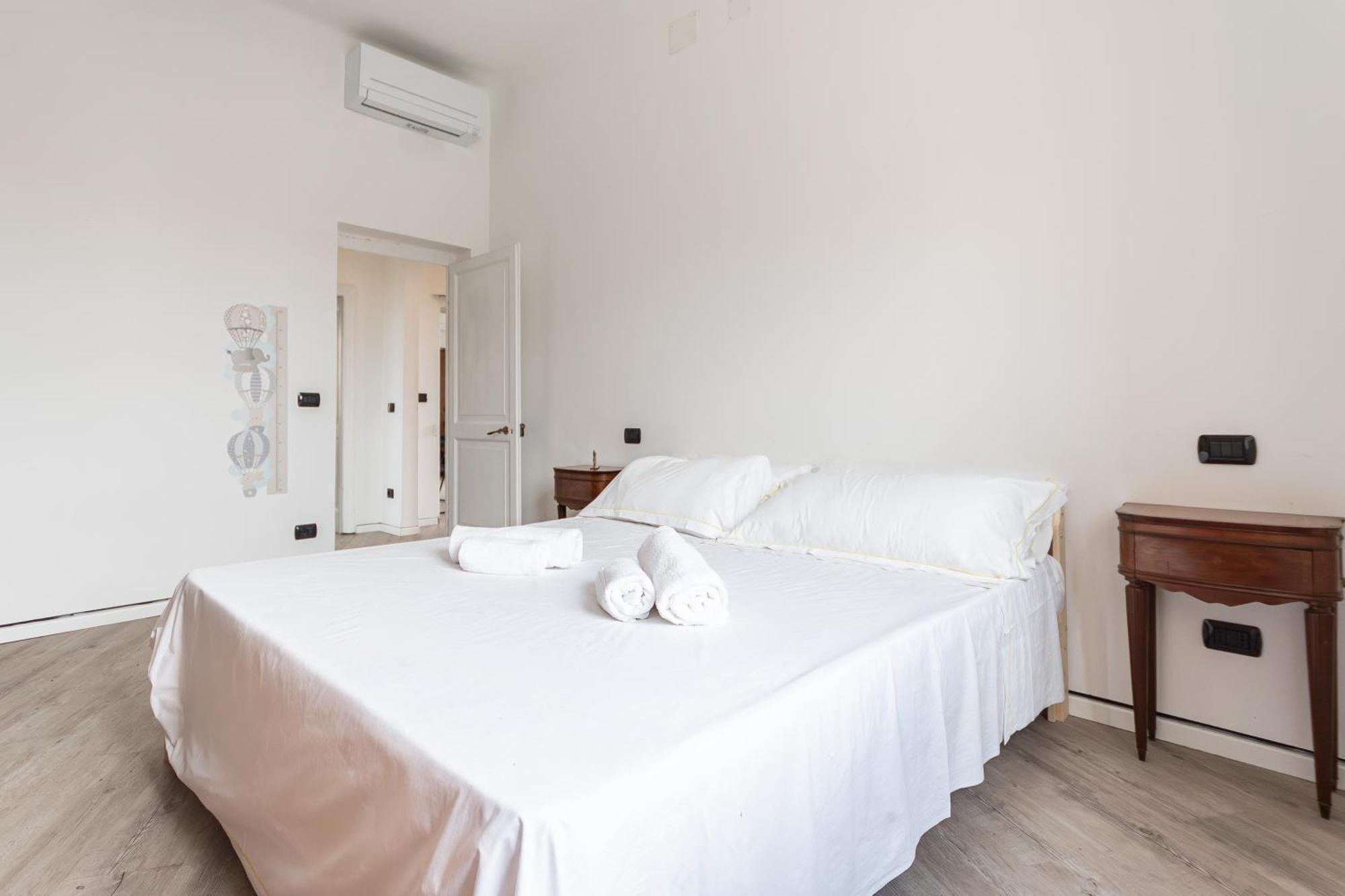 Spacious 3-Bedroom Apartment - 10 Min To City Center & 5 Min To Gaslini Hospital Genua Exteriör bild